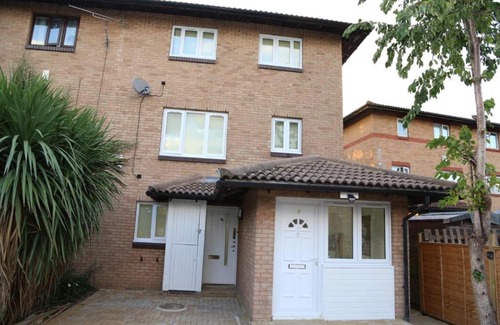 Thamesmead East House | A A Guest Rooms Thamesmead