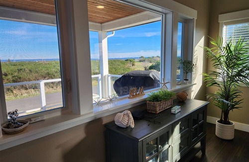 Ocean Shores House | A Beachside Getaway - AKA Bayview Beach House
