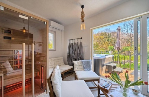 Srinjine House | a beautiful relaxing oasis on the river