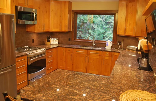 East Kootenay House | A beautifully furnished luxury vacation home in its own grounds on the ski hill