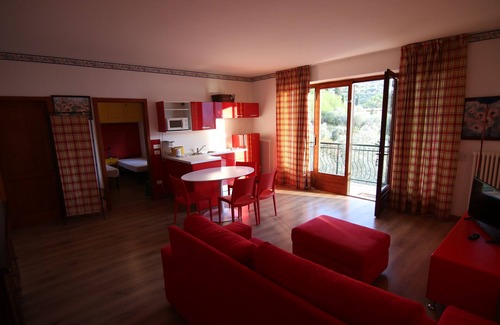Malcesine House | A big house whit pool lake view and air conditionating in a quiet country