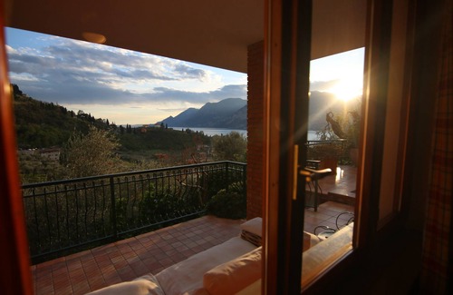 Malcesine House | A big house whit pool lake view and air conditionating in a quiet country