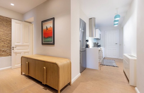 Plaka House | A Blend of Art & Architecture in Center by etouri