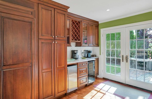 Avon House | A Charming 4 BR Home, King Suite Out-door deck, Pet Friendly!
