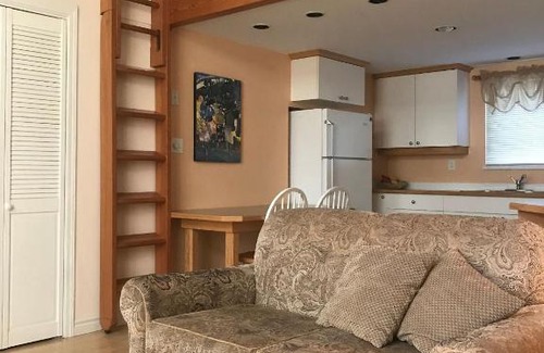 Sooke Apartment | A charming log house suite