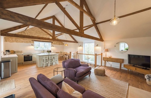 Chippenham House | A charming retreat nestled in the picturesque hamlet of Reybridge.