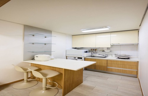Yeoksam Apartment | A clean two-bedroom home right in front of Seolleung Station