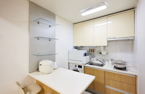 Yeoksam Apartment | A clean two-bedroom home right in front of Seolleung Station