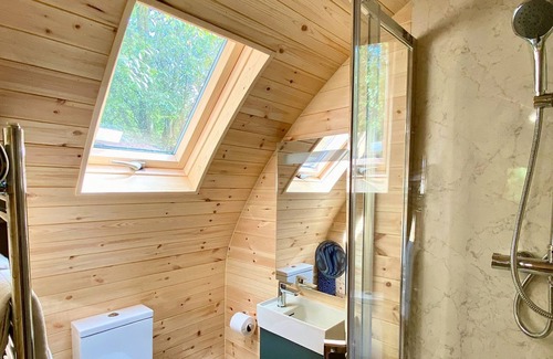Alford Cottage | A contemporary, spacious and stylish retreat made for romantic getaways.