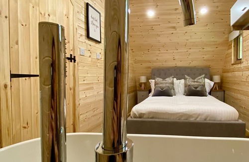 Alford Cottage | A contemporary, spacious and stylish retreat made for romantic getaways.