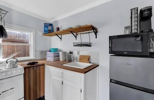 North Oak Park Cottage | A+ Cottage- Walk to UC Davis Med Center and Shriners King Bd