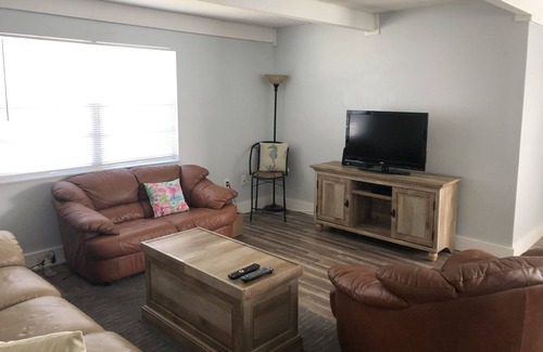Horton Shores Apartment | A Cozy Beachcomber's Paradise 2/1