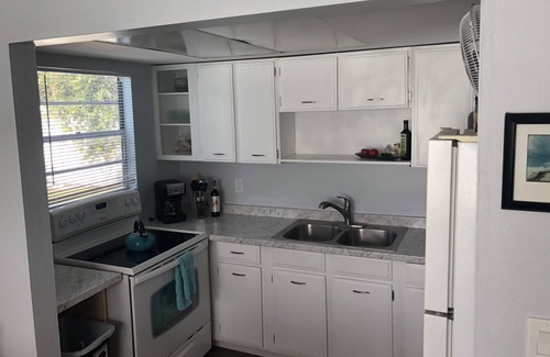 Horton Shores Apartment | A Cozy Beachcomber's Paradise 2/1