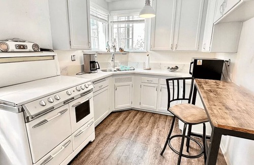 South Redondo Cottage | A cozy cottage by the beach and the Riviera Village shops and restaurants.