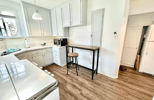 South Redondo Cottage | A cozy cottage by the beach and the Riviera Village shops and restaurants.