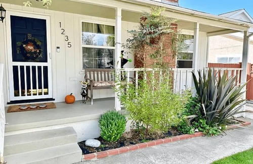 South Redondo Cottage | A cozy cottage by the beach and the Riviera Village shops and restaurants.