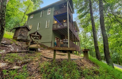 Ellijay Cottage | A cozy cottage in the mountains, equipped with BBQ tools and a custom smokehouse