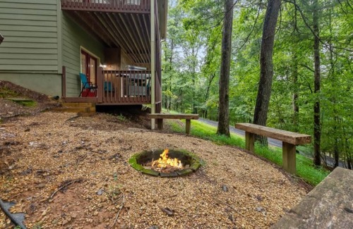 Ellijay Cottage | A cozy cottage in the mountains, equipped with BBQ tools and a custom smokehouse