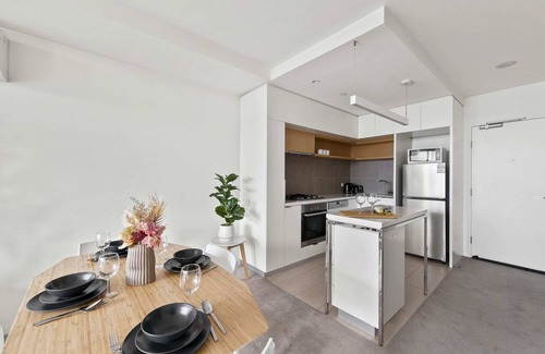 Abbotsford Apartment | A Cozy & Plush 2BR Apt Next to The Yarra River