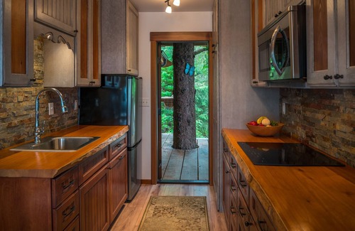 Ketchikan House | A custom built luxury tree house on the waterfront in Ketchikan - AMAZING!.