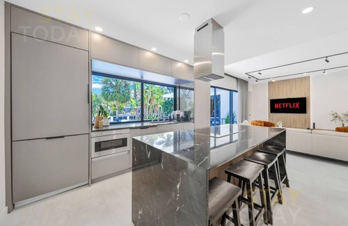 Hallandale Beach Villa | ★ A Designers 5 Bedroom Home - Heated Pool/BBQ/Boat Dock 55ft