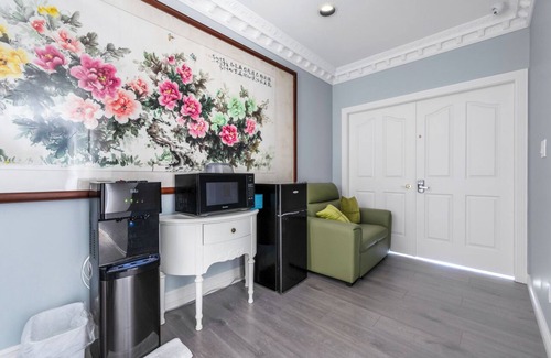 Richmond Bed & Breakfast | A fantastic family room include 2 bedroom and a private bathroom，10min to YVR.