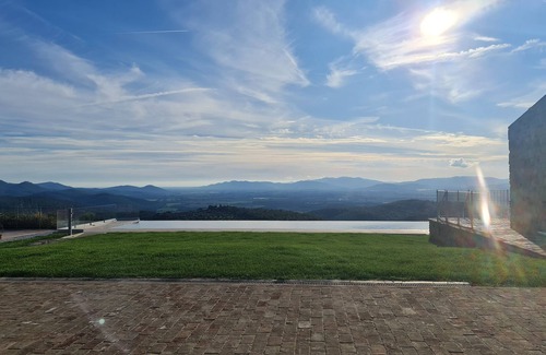 Roccastrada House | A fantastic pool in a Tuscan farmhouse with breathtaking views of the Maremma