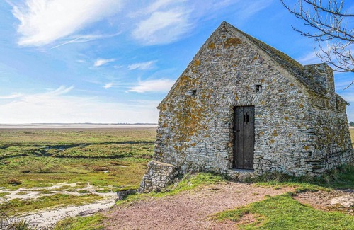 Gouville-sur-Mer House | A few kilometers from the beach, this bright and spacious cottage welcomes you.