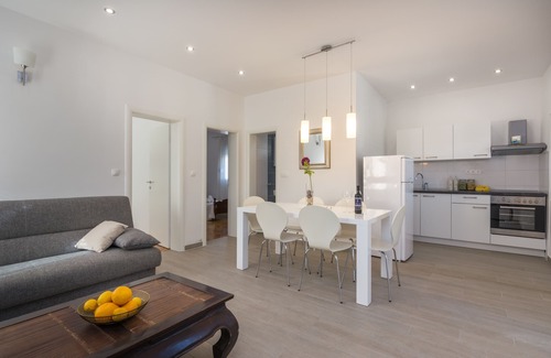 Vinisce Cottage | A few steps from the beach.