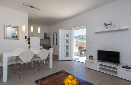 Vinisce Cottage | A few steps from the beach.