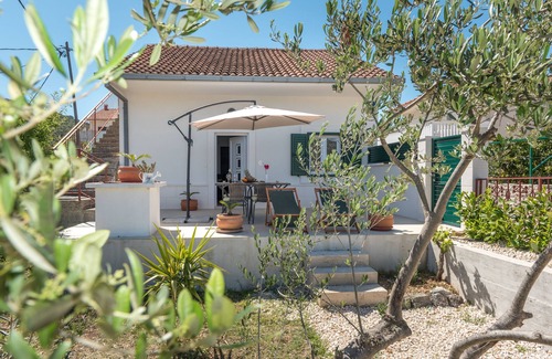 Vinisce Cottage | A few steps from the beach.