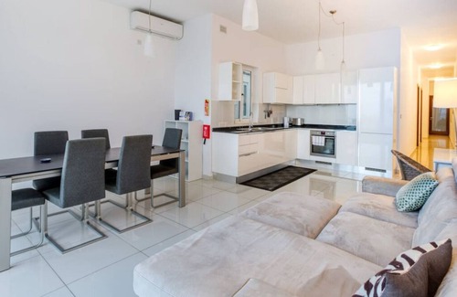 Il-Balluta Apartment | A fully equipped 3BR home with private balcony