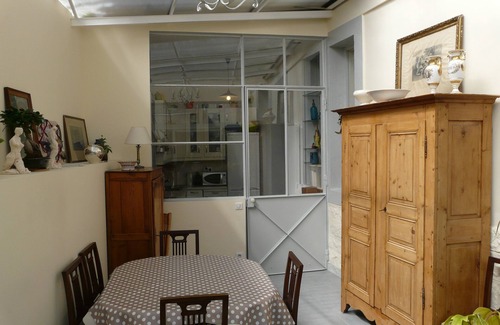 Faubourg North Apartment | 'a garden in the city': calm and charm close to the city center, with garage