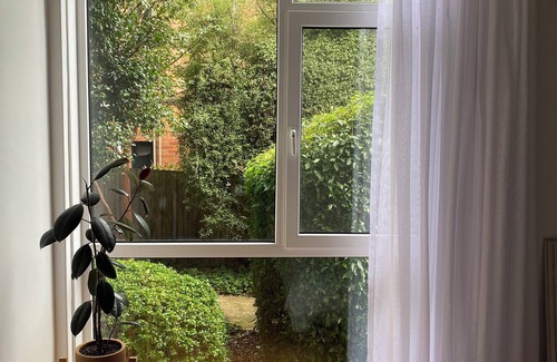Hawthorn Apartment | A Hidden Gem in Leafy Hawthorn - onsite parking, trams and train close proximity