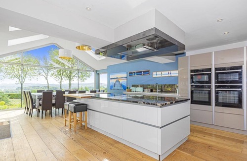 Compton Martin Cottage | A large group retreat that sleeps 16 guests in 4 bedrooms