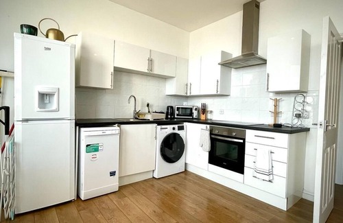 Worthing Apartment | A light and airy sea view apartment just 100m from the beach