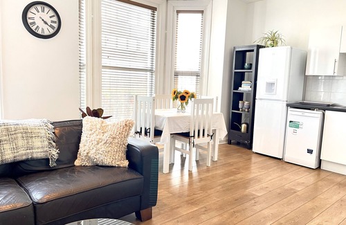 Worthing Apartment | A light and airy sea view apartment just 100m from the beach