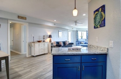 Port Aransas Condo | A Little Bit of Heaven: Boardwalk to Beach, Garage, Community Pool & Hot Tub. 7 Guests