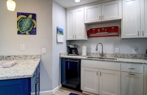 Port Aransas Condo | A Little Bit of Heaven: Boardwalk to Beach, Garage, Community Pool & Hot Tub. 7 Guests