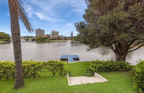 Broadbeach Waters House | A Luxurious Waterfront Oasis!