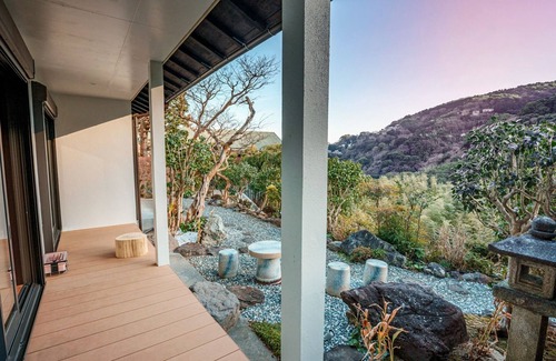 Atami House | A modern Japanese hot spring inn with an openair bath A relaxing space with a garden/Atami Shizuoka