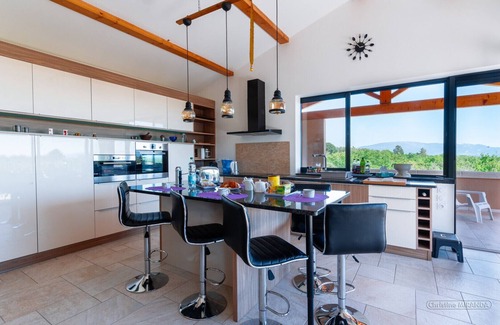 Reauville Villa | A modern villa with swimming pool and views in Drôme Provençale