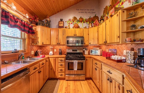 Boone Cabin | A Moon River View - Hot Tub - Playground - Pool Table - Walk to New