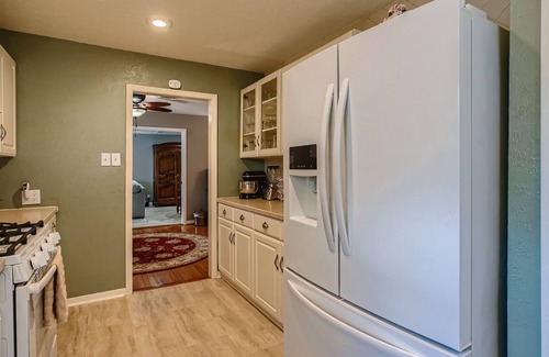 Memorial City House | A Must See - 3 bed Home w/ Pool & backyard lounge - Minutes from City Center
