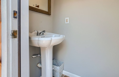 Memorial City House | A Must See - 3 bed Home w/ Pool & backyard lounge - Minutes from City Center