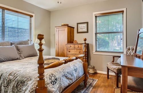 Memorial City House | A Must See - 3 bed Home w/ Pool & backyard lounge - Minutes from City Center
