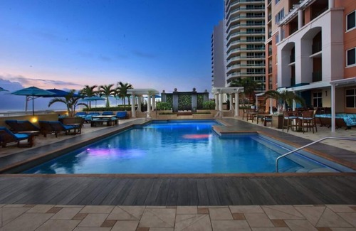 Central Beach Villa | A MUST STAY FOR SPRING BREAK! Perfect location, beach, pool, nite life! FUN FUN