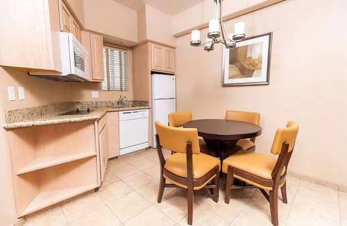 North Scottsdale Hotel | A Place You'll Surely Enjoy! Full Kitchen, Swimming Pool, Free Parking!