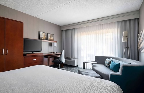 Camelback East Hotel | A Place You'll Surely Enjoy! w/Outdoor Pool, Near Wrigley Mansion