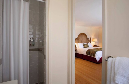 Volcano Hotel | A Place You'll Surely Enjoy! Deluxe Crater View King Unit, Free Parking!